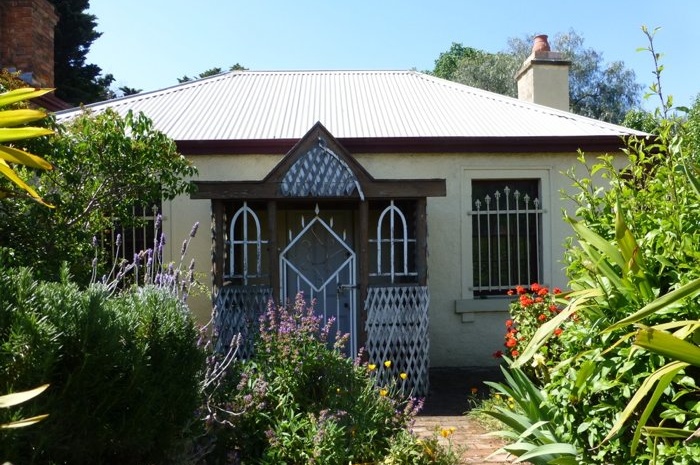blacksmiths-cottage-exterior